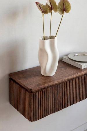 Biljandi console – lifestyle shot in warm minimalist entryway with round mirror