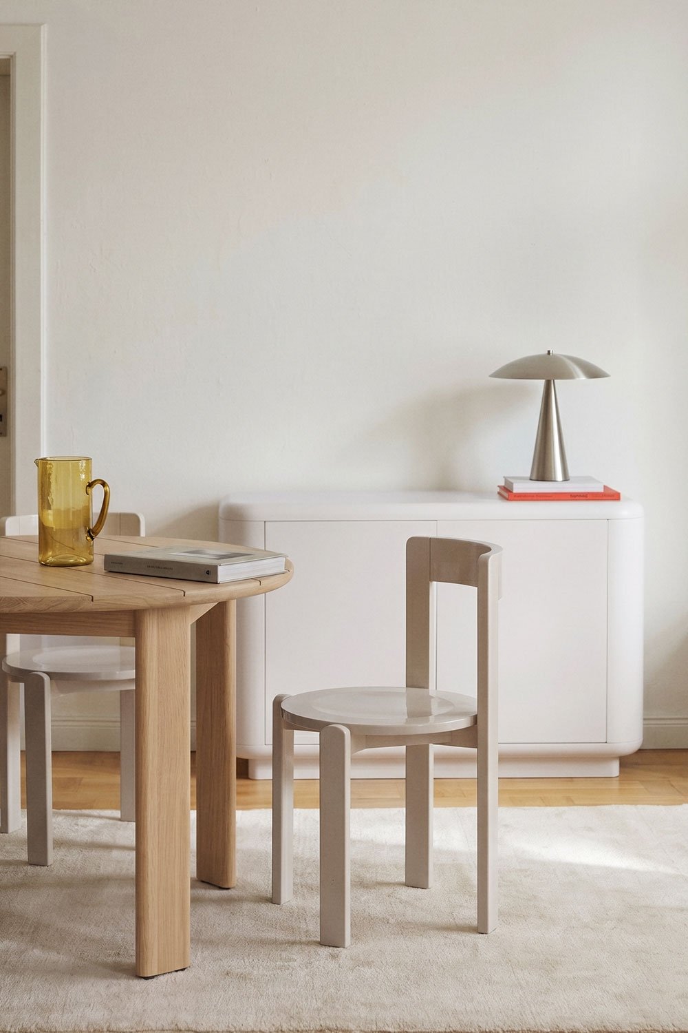 Noreli dining chair – front view on white background, Tapioca Beige lacquer finish, round seat and open backrest