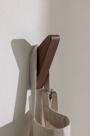 Brana wooden wall hooks – dimensions diagram of single hook in natural oak: 13 cm height, 4 cm depth projection, 2.5 cm width, on white background