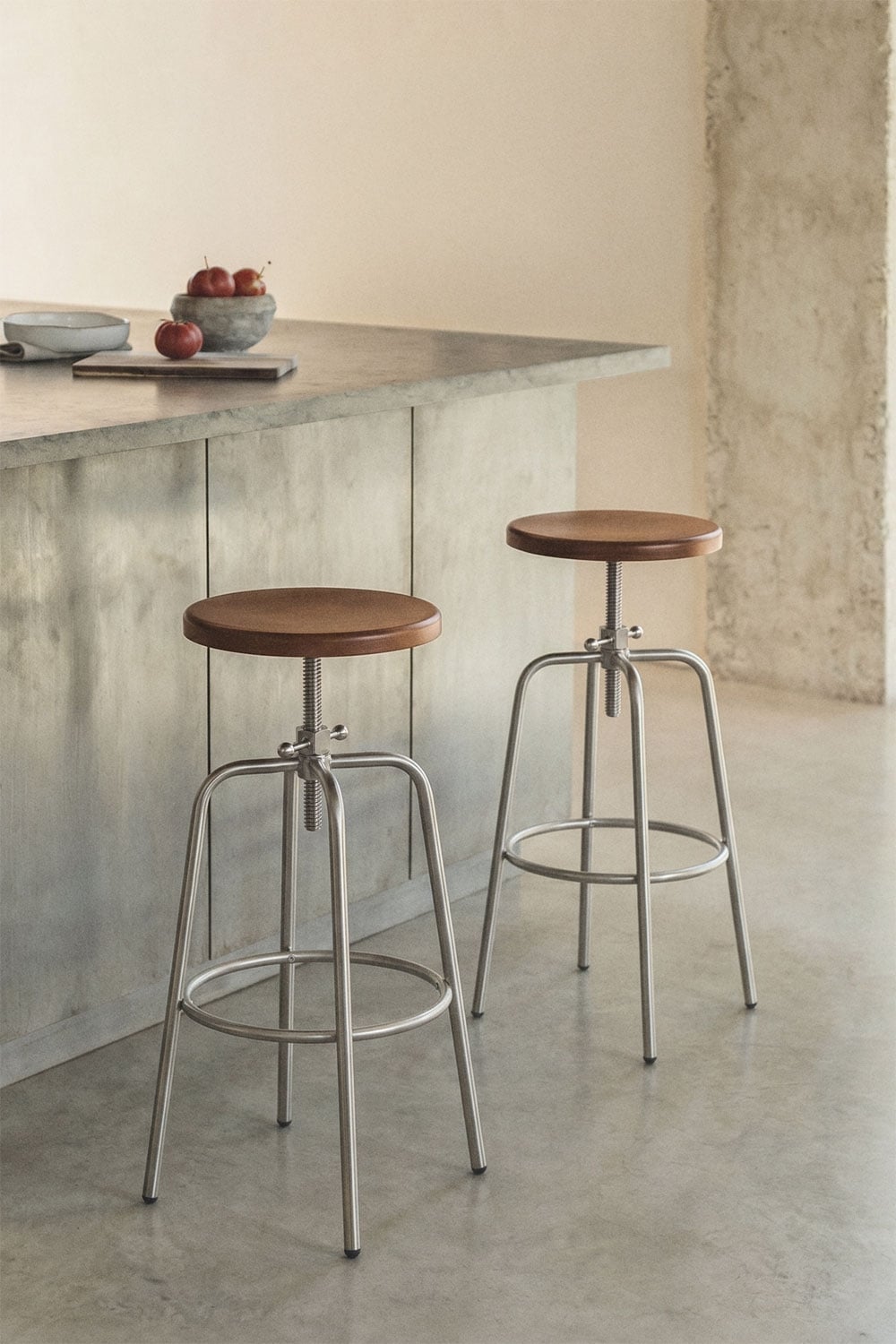 Bangalore high stool – three-quarter front view on white background, natural beechwood seat, lower height position