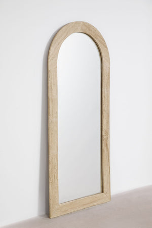 Alune arched mirror – close-up of travertine stone frame texture, warm sandy tones