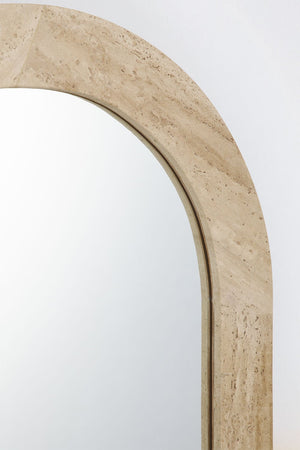 Alune arched mirror – close-up of arched top corner, stone grain and porous texture detail