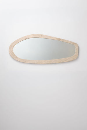 Urkiz irregular mirror – close-up of organic frame edge and mirror glass junction