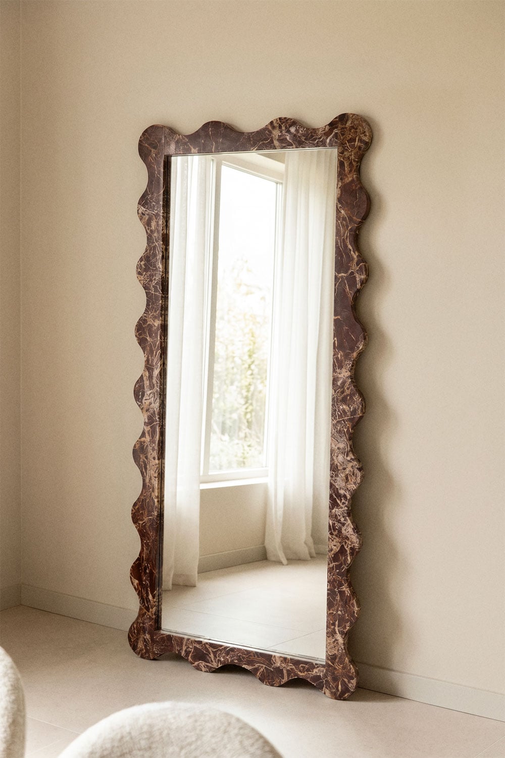 Bayaibe mirror – front view on white background, full height portrait orientation, wavy Cherry Gold Red marble frame