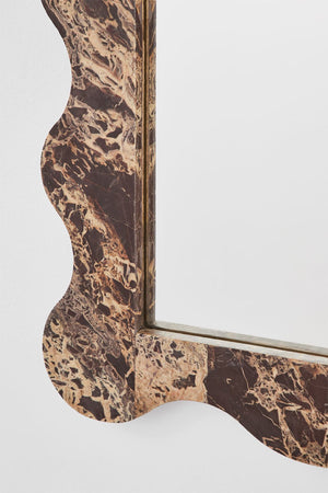 Bayaibe mirror – close-up of lower corner, wavy marble frame and mirror glass edge detail