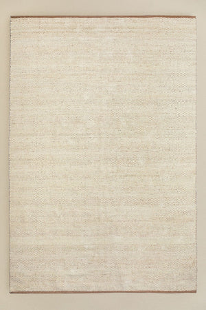 Kalina rug – close-up of chenille and jute herringbone pile texture, ivory and warm caramel tones, macro detail