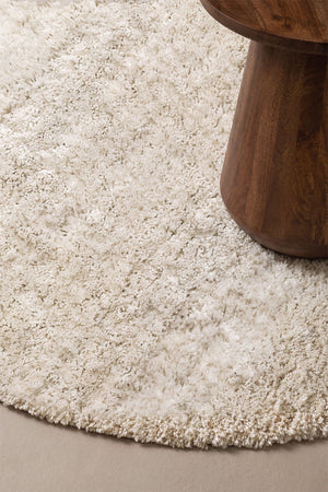 Daroca round rug – close-up of cream beige shaggy pile texture, warm ivory tones