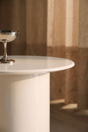 Close-up of the Asgri tempered-glass tabletop