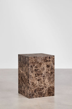Side view of the veined Aluret marble table