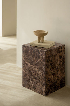 Close-up of Emperador Brown marble veining on the Aluret table