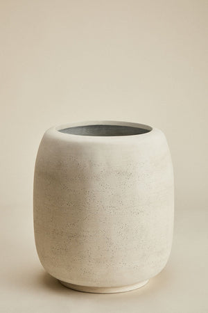 Annabeth concrete planter – small size studio shot on beige background, squat bowl silhouette with wide Ø22 cm opening, warm chalk-white matte finish, no plant