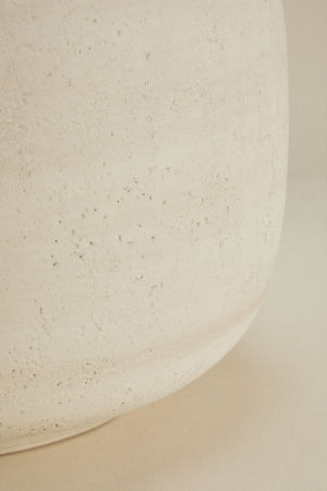 Annabeth concrete planter – large size full studio shot on beige background, tall barrel form H35 cm with Ø22 cm opening and Ø22.5 cm base, warm chalk-white finish