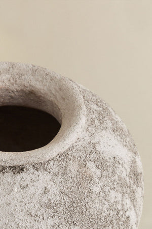 Filis ceramic vase – close-up of neck and opening rim, showing the concave collar and the rough, chalky granular ceramic texture against a beige background