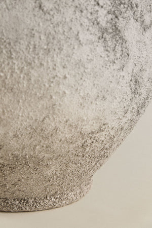 Filis ceramic vase – dimensions diagram: 20 cm height, Ø22 cm max diameter, Ø7.5 cm opening, Ø10.5 cm base, on beige background